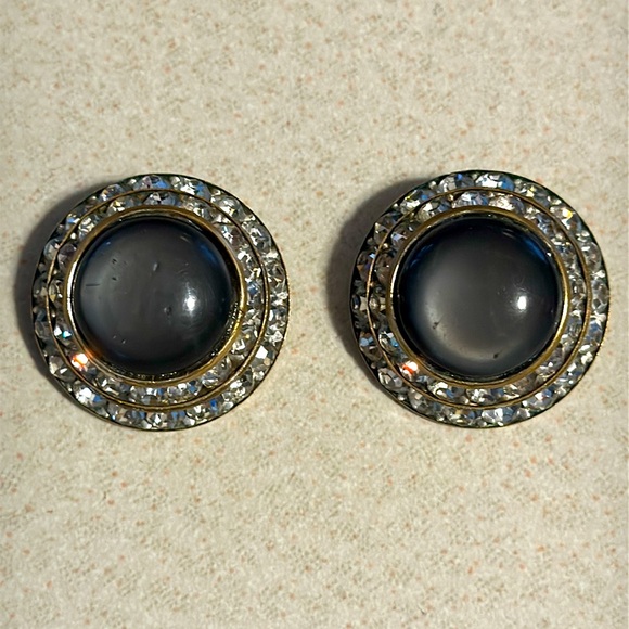 Vintage Lisner gold tone clip on smokey black center two rows rhinestones (755) - Picture 3 of 6